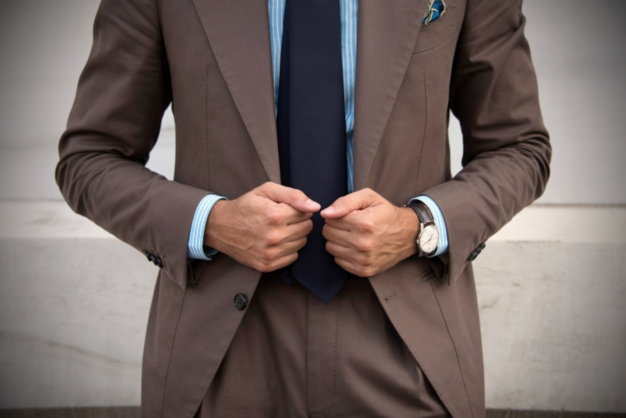 Габардин держит форму весь день — костюм выглядит безупречно даже к вечеру